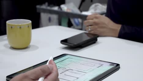 ingeniero y arquitecto intercambian ideas sobre planes de casas arquitectónicas y colaboran utilizando la tecnología de tabletas