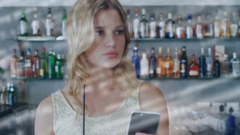 animación del procesamiento de datos sobre una mujer caucásica que usa un teléfono inteligente