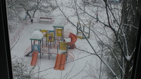 Amigos-Jugando-Juntos-En-El-Patio-De-Recreo-En-Invierno