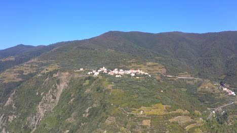 Cinque-Terre-Drohnenschuss,-Der-Nach-Vorne-Fliegt