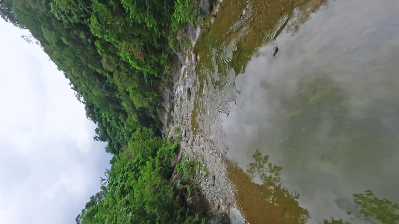 fpv vertical filmado sobre el río en las yayitas, bani, república dominicana