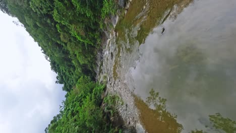 Toma-Vertical-Fpv-Sobre-El-Río-En-Las-Yayitas,-Bani,-República-Dominicana