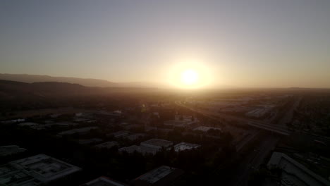 Puesta-De-Sol-Amarilla-Dorada-Aérea-En-El-Horizonte-Sobre-Silicon-Valley