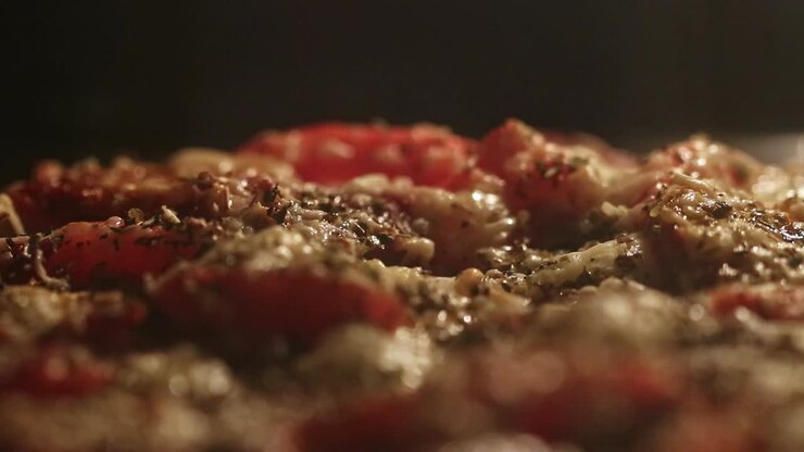 Pizza italiana fatta in casa in cottura nel forno.