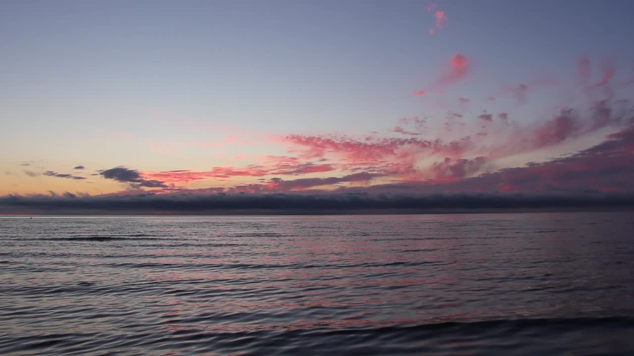 puesta de sol amanecer en la playa letonia, mar báltico