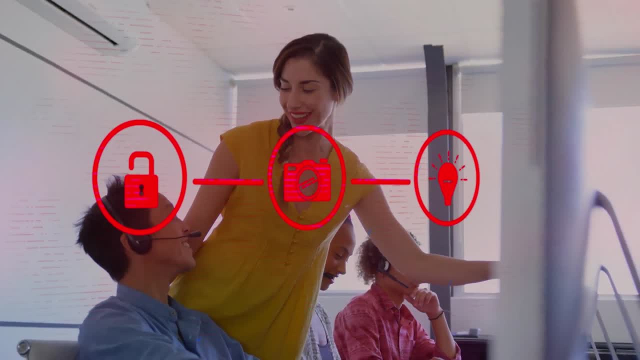 전화 헤드 ⁇ 을 사용하는 비즈니스 사람 위에 세 개의 디지털 아이콘의 세트의 애니메이션