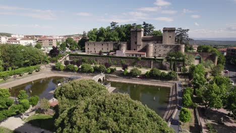 Wunderschönes-Mittelalterliches-Schloss-Jarandilla-Mit-Künstlichem-Teich,-Luftumlaufbahn-Im-Sommer