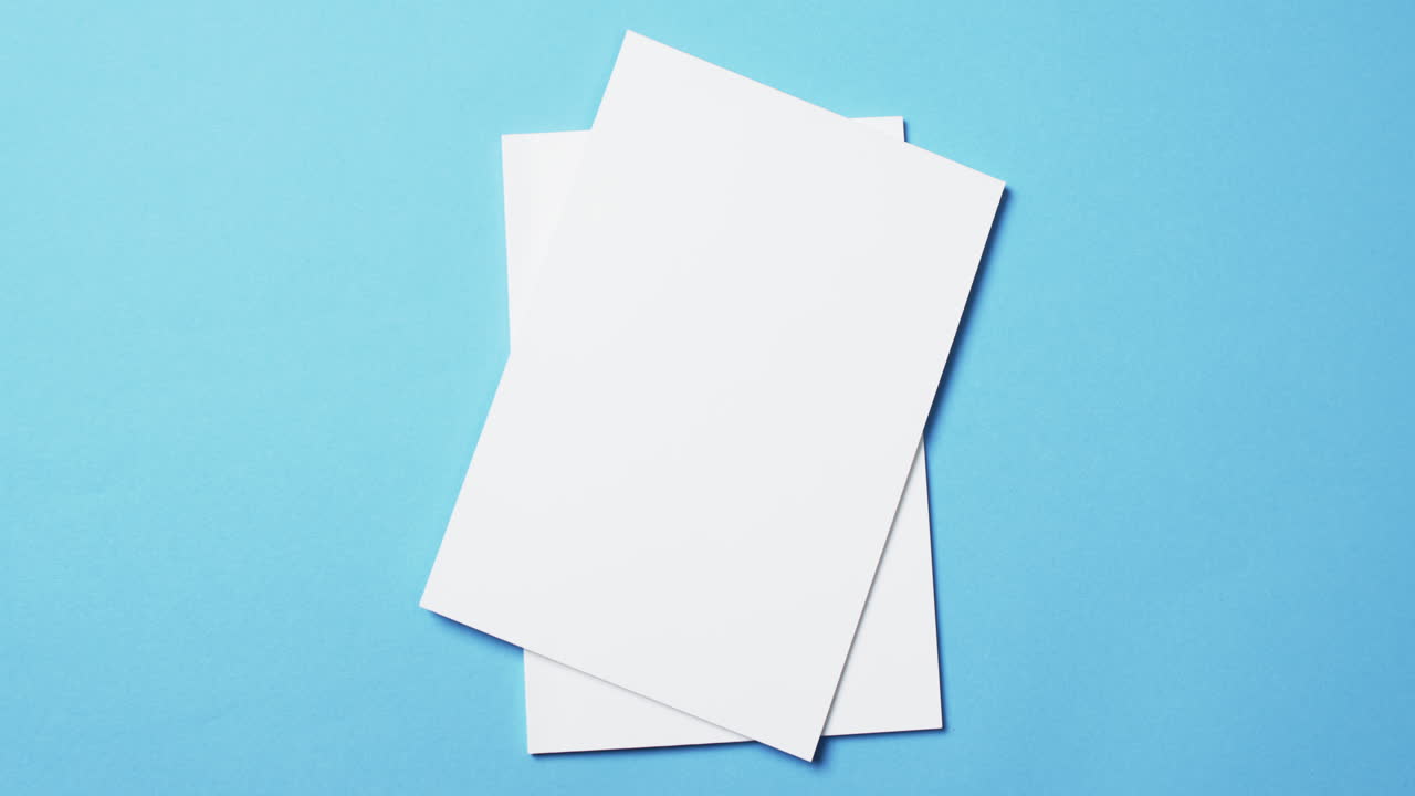 video de libros con páginas en blanco y espacio de copia en fondo azul