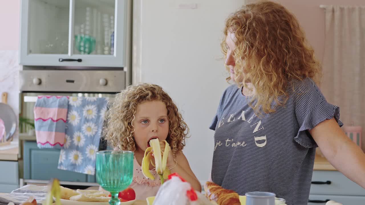 Madre e figlia in cucina