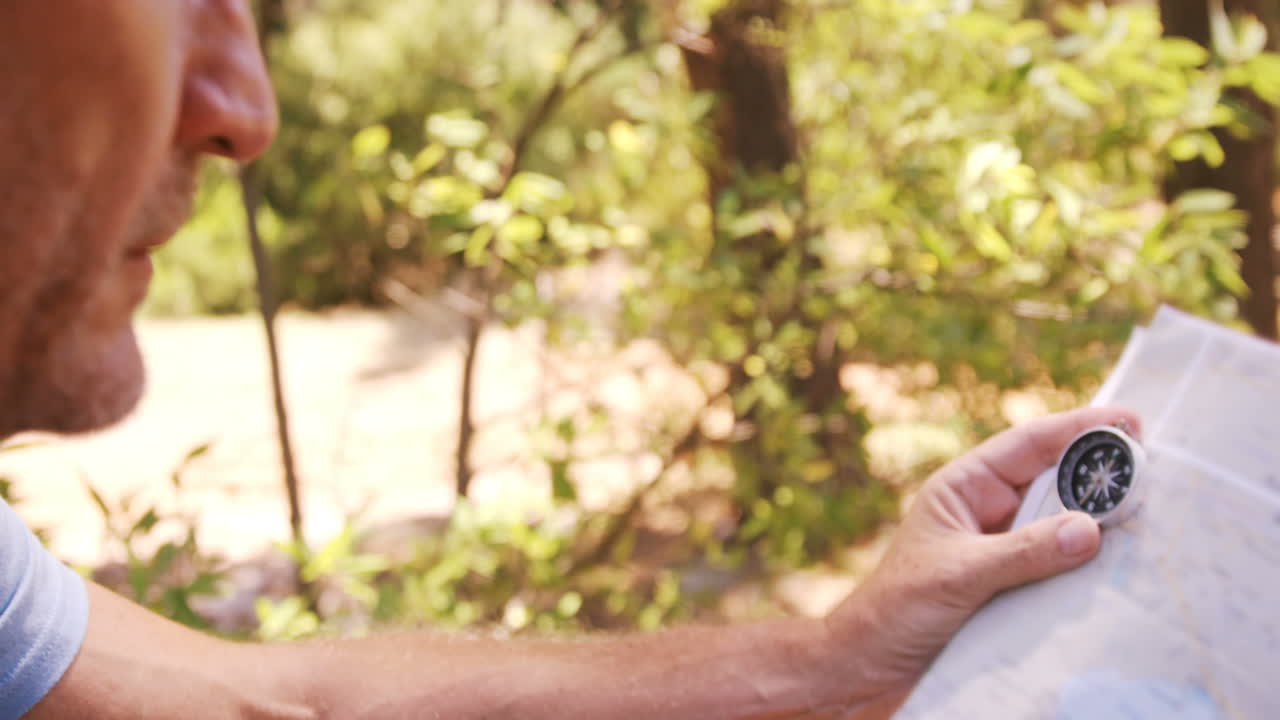 excursionista con mapa y brújula