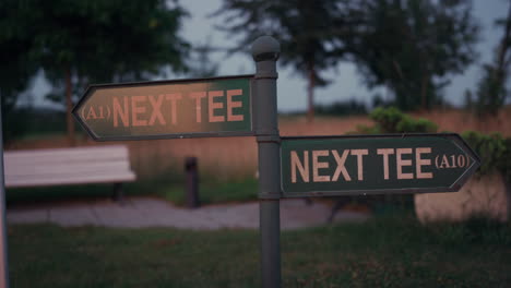el cartel de golf muestra texto de información en el parque de campo verde de la naturaleza al atardecer al aire libre.