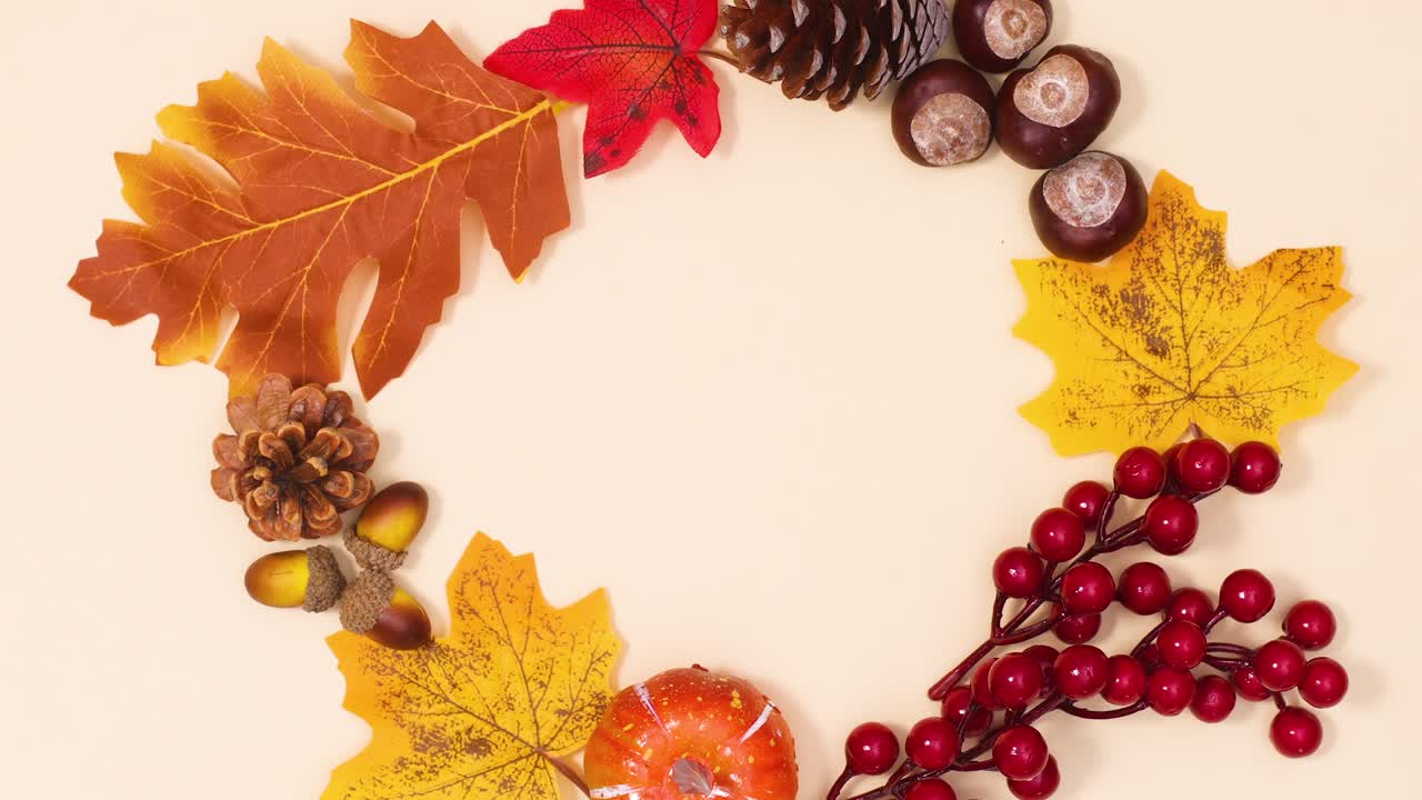 Cornice rotonda per testo fatta di foglie e frutti autunnali. Stop motion