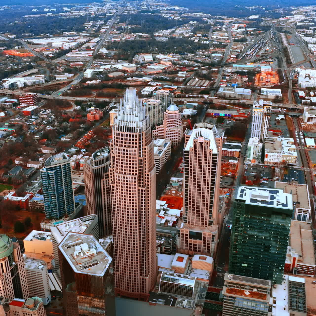 Edifício alto, moderno e bonito do Bank of America Corporate Centre no centro de Charlotte, NC, EUA. Ampla paisagem urbana da metrópole vista de cima
