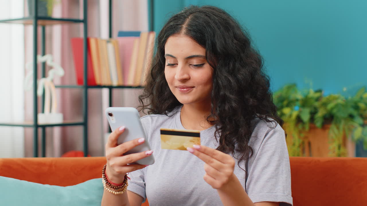 mujer india usando tarjeta de crédito, teléfono inteligente transfiriendo dinero compras compras en línea