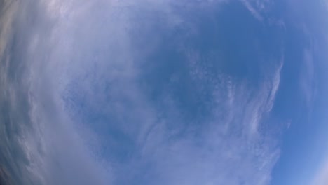 Cielo-Azul-Y-Capa-De-Nubes-Moviéndose-En-Una-Hermosa-Tarde-Soleada