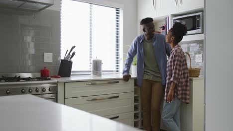 video de una feliz pareja afroamericana hablando en la cocina