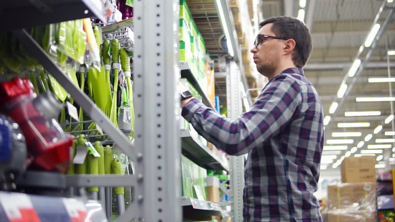 hombre comprando suministros de limpieza en una tienda de comestibles