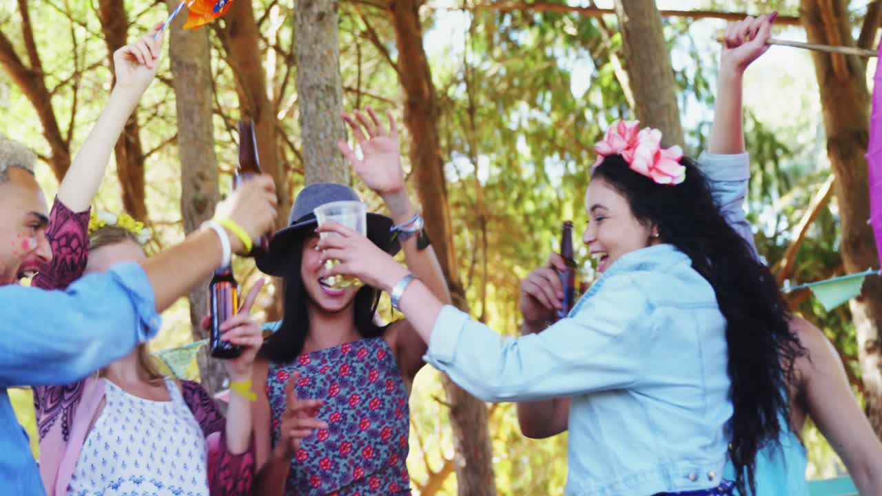Amigos se divertindo em festival de música 4k