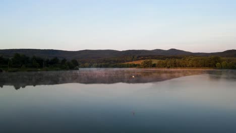 La-Luz-Del-Sol-De-La-Mañana-Golpea-La-Orilla-Del-Lago-Tranquilo-Cerca-De-Varbo,-Hungría