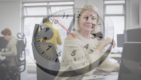 animación de un reloj en marcha contra el retrato de una mujer caucásica sonriendo mientras trabaja en la oficina
