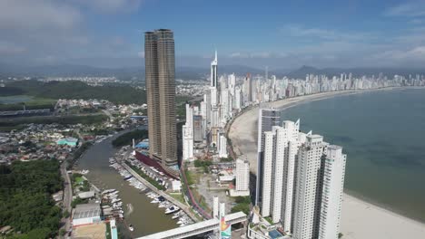 Vídeo-Aéreo-De-La-Playa-Balneario-Camboriu,-En-La-Costa-Del-Estado-De-Santa-Catarina,-En-El-Sur-De-Brasil.