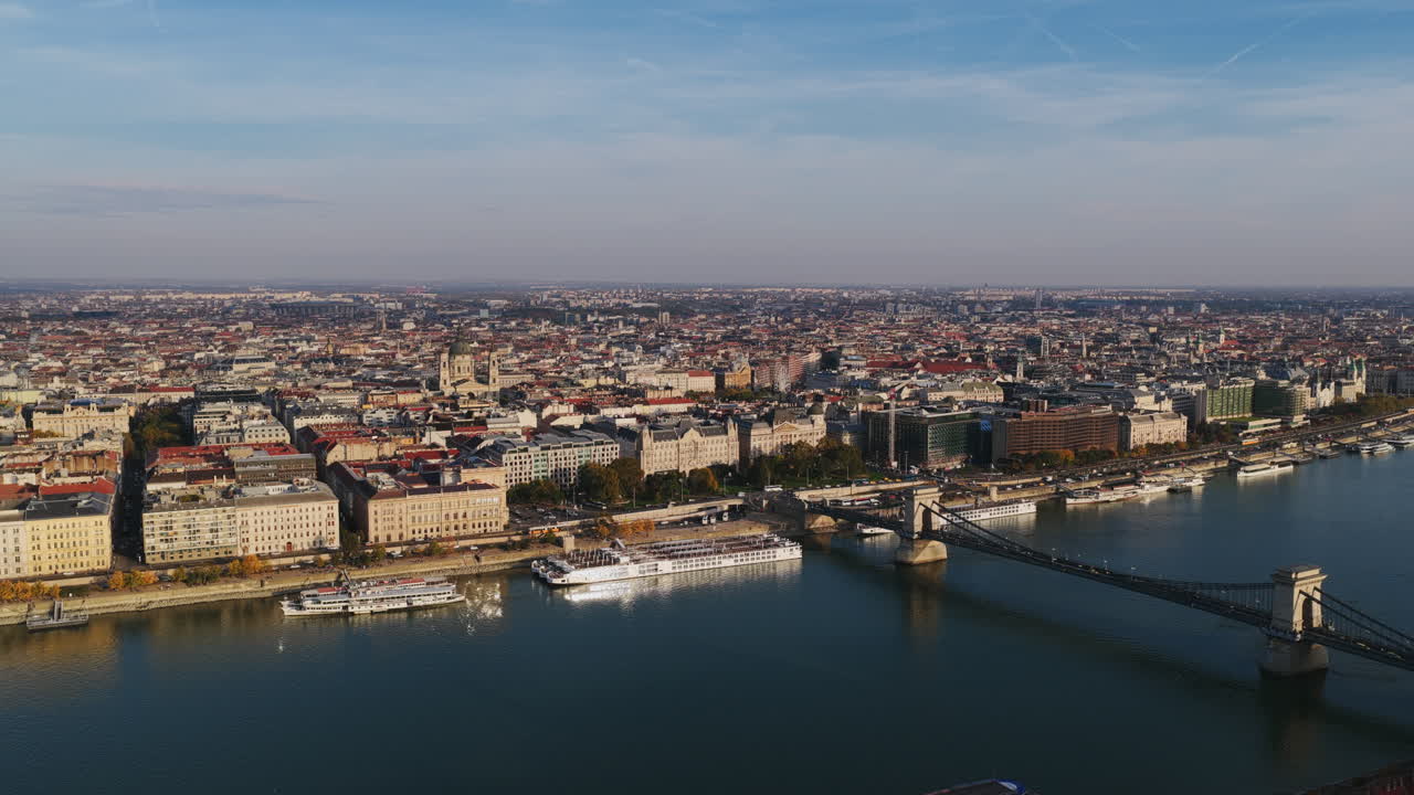 Vista aerea con drone dell'iconico Ponte delle Catene che attraversa il Danubio con lo skyline del lungofiume di Budapest