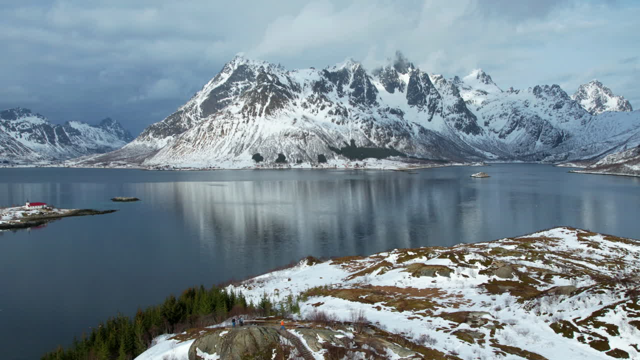 hiperlapso de las montañas nevadas de austnesfjorden de lofoten con nubes que fluyen sobre la parte superior