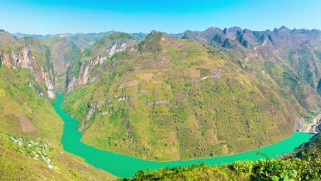 ha giang karst geopark paisaje montañoso en el norte de vietnam. carretera sinuosa en un paisaje impresionante. ha giang bucle de motocicletas, famoso destino de viaje ciclistas easy riders.