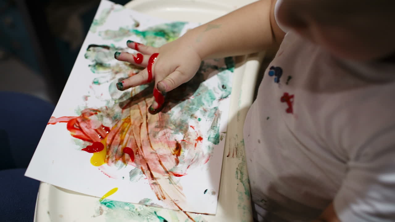 мальчик рисует