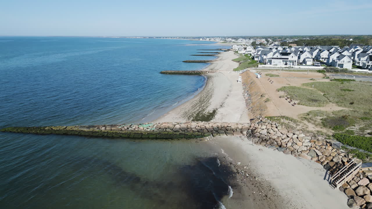 imágenes aéreas de drones de dennis port, nantucket sound, ma, que muestran la playa por la mañana.
