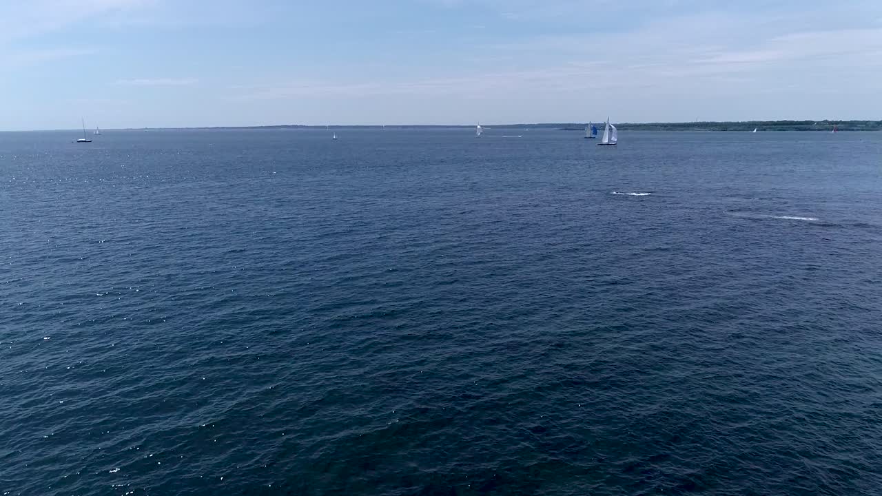 후지산에 들어오고 나가는 요트