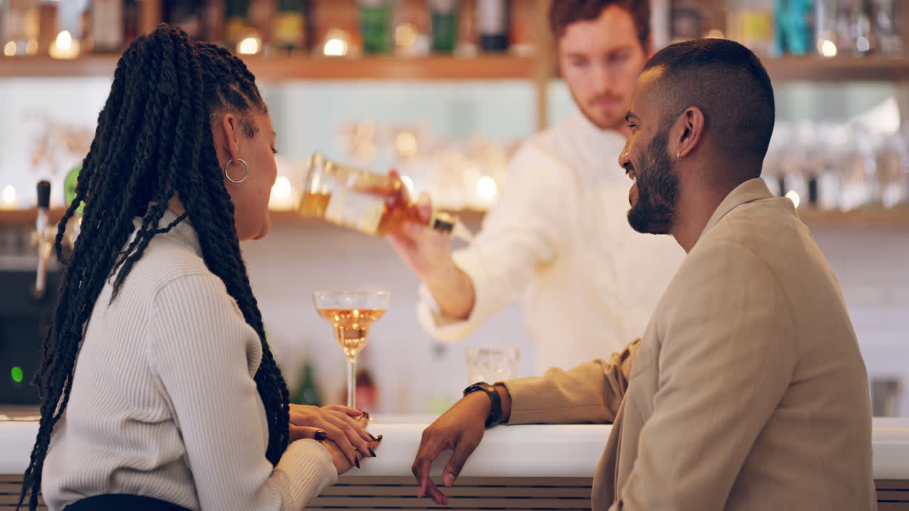 Prendere un drink al bar dopo una bella cena romantica