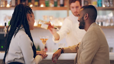 Nach-Einem-Guten-Abendessen-Ein-Getränk-An-Der-Bar-Genießen