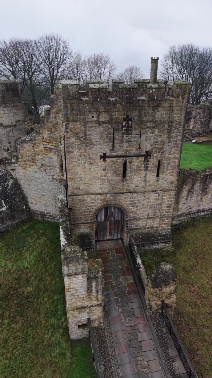 Close-up cinematográfico da frente da entrada da portaria do Castelo de Prudhoe - Northumberland.