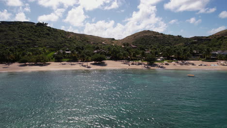 costa de playa de arena y colinas verdes sobre el mar del caribe