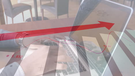 animación de la flecha roja y el procesamiento de estadísticas sobre un hombre de negocios usando una computadora portátil