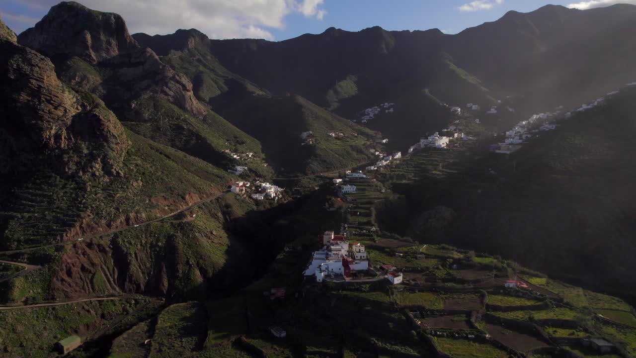 carretilla aérea fuera de la remota aldea costera de taganana entre las montañas volcánicas del parque nacional de anaga al atardecer
