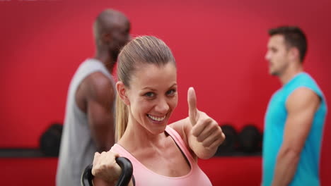 mujer con kettlebell en el gimnasio de crossfit