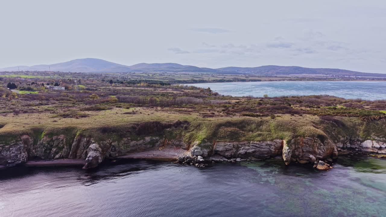 Splendida vista aerea del paesaggio costiero in Bulgaria ripresa da un drone