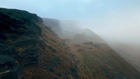 Luftdrohnenansicht-Von-Morgennebeln,-Die-Sich-Langsam-über-Die-Penninischen-Hügel-Bewegen,-An-Einem-Nebligen-Morgen,-Goldenen-Hügeln-Und-Wunderschönen-Felsigen-Klippen-Und-Moorlandschaften