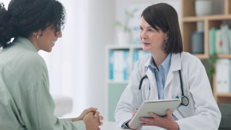 reunión, mujer y médico con resultados en la tableta