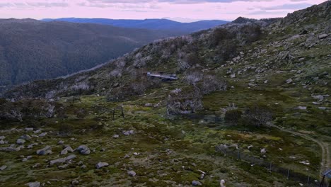 punto de vista de observación y ascensores de pommel vacíos en thredbo en las montañas nevadas durante la estación seca de verano, nsw, australia