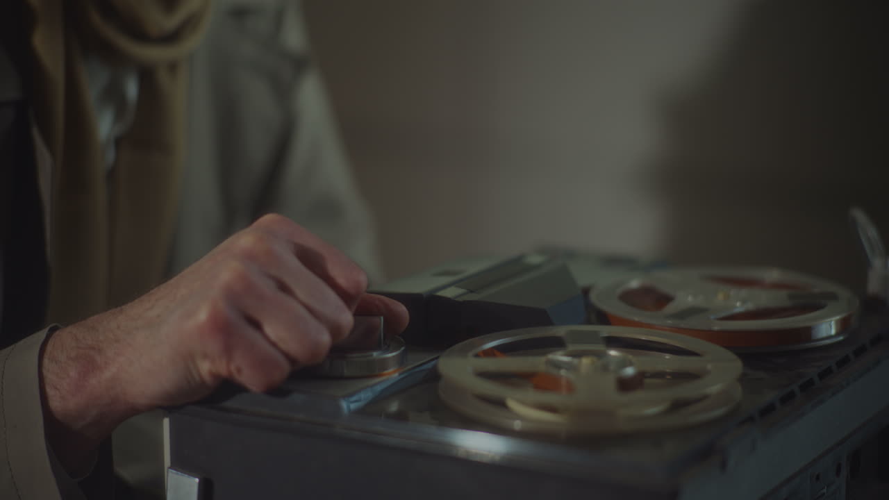 шпион слушает скрытые записи.