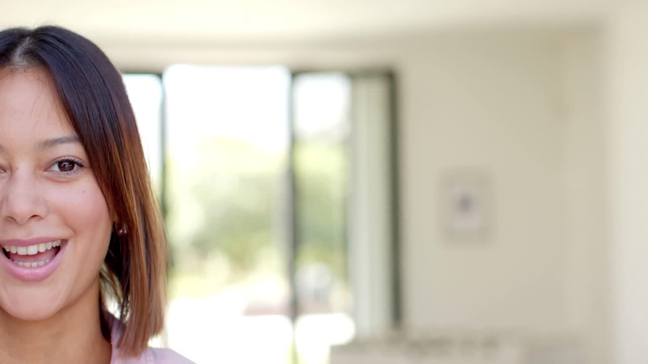 집에서 미소 짓고, 복사 공간, 슬로우 모션으로 행복한 갈색 머리카락의 두 인종 여성의 반 초상화