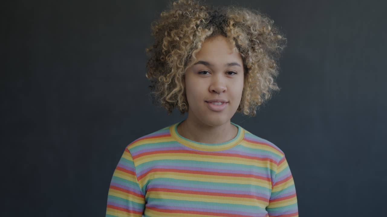 una mujer saludando.