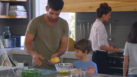 Familie-In-Der-Küche-Bereitet-Gemeinsam-Das-Frühstück-Zu