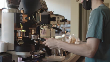 barista haciendo café.