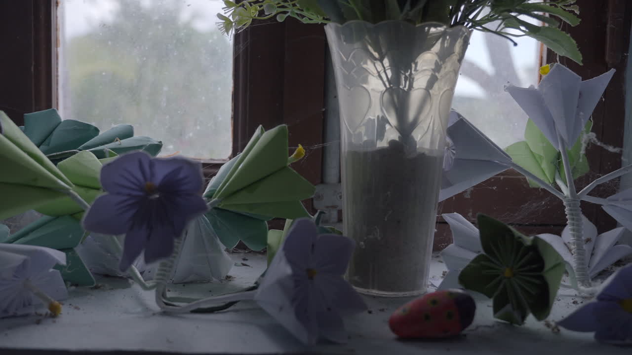 origami - flores de papel viejas dobladas con telas de araña