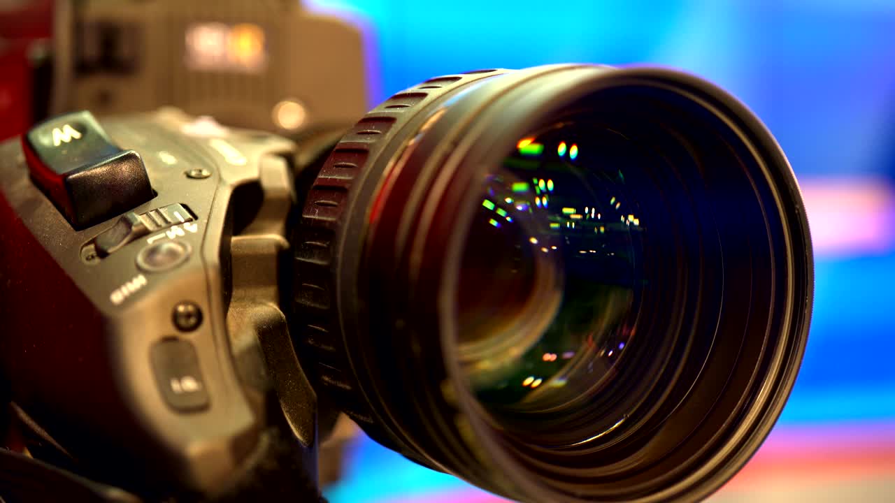 processo de zoom-out da lente interna de uma câmera de vídeo em um close-up