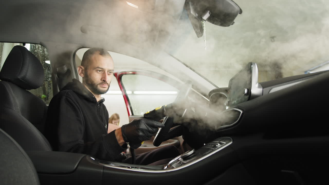 limpieza a vapor del interior de un automóvil
